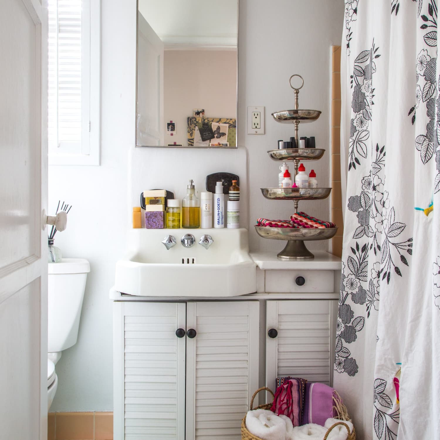 Small outlet bathroom decor